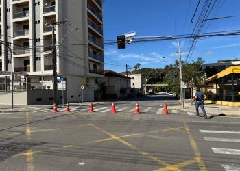 Criminosos furtam cabos de semáforo e trecho da Rua Goiás é interditado em Poços