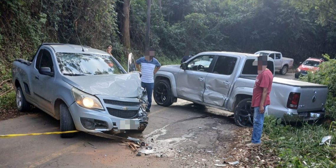 Colisão entre caminhonetes é registrada na zona rural de Poços de Caldas