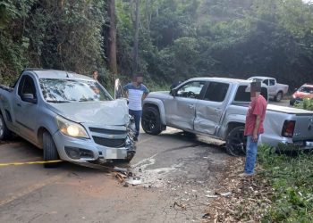 Colisão entre caminhonetes é registrada na zona rural de Poços de Caldas