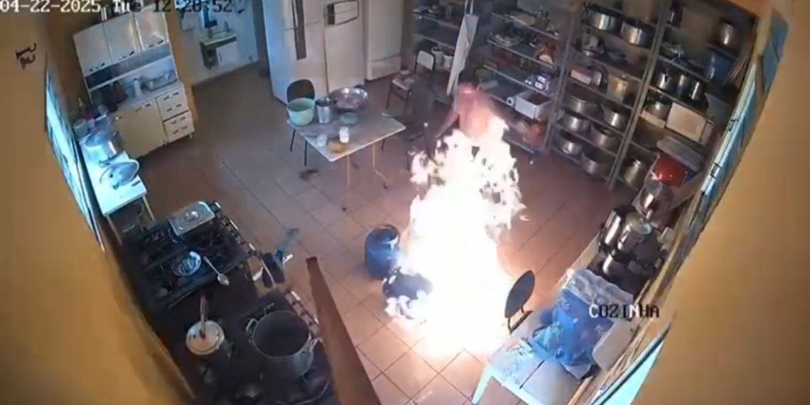 VÍDEO: botijão de gás pega fogo em escola de Carmo do Rio Claro