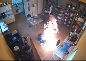 VÍDEO: botijão de gás pega fogo em escola de Carmo do Rio Claro