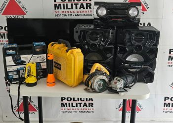 Homem é preso em flagrante durante furto a residência; vítima estava viajando