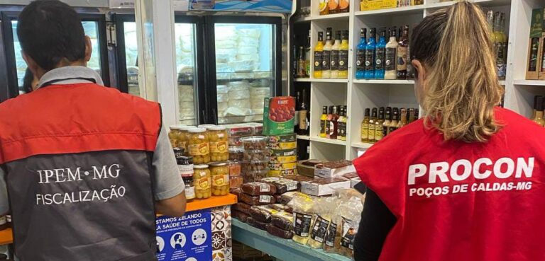 Balanças no Mercado Municipal são fiscalizadas pelo Procon e Ipem em Poços