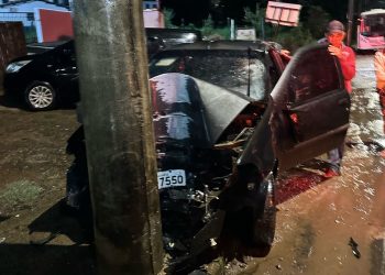 Motorista bate em poste e foge antes da chegada da PM em Andradas