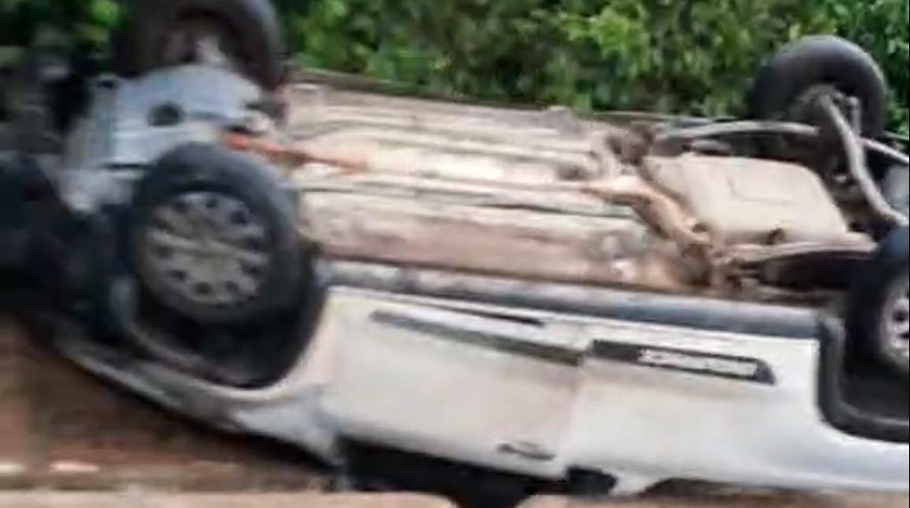 Veículo capota próximo a Botelhos durante chuva e deixa ocupante ferido