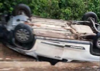 Veículo capota próximo a Botelhos durante chuva e deixa ocupante ferido