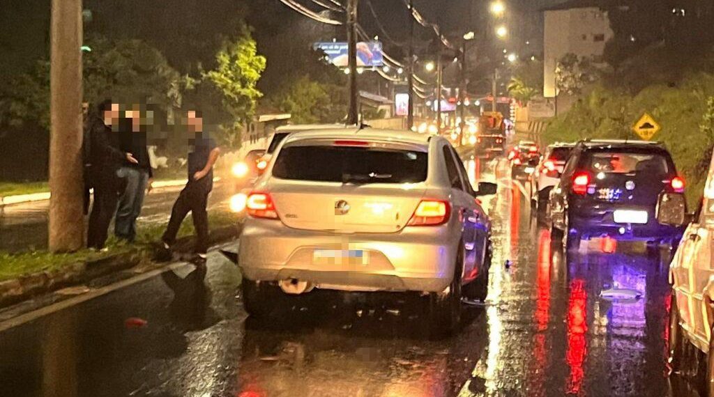 VÍDEO: Engavetamento causa lentidão no trânsito na Zona Sul de Poços de Caldas