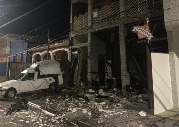 Fotos: explosão em padaria após vazamento de gás causa danos a imóveis e veículos em Jacutinga