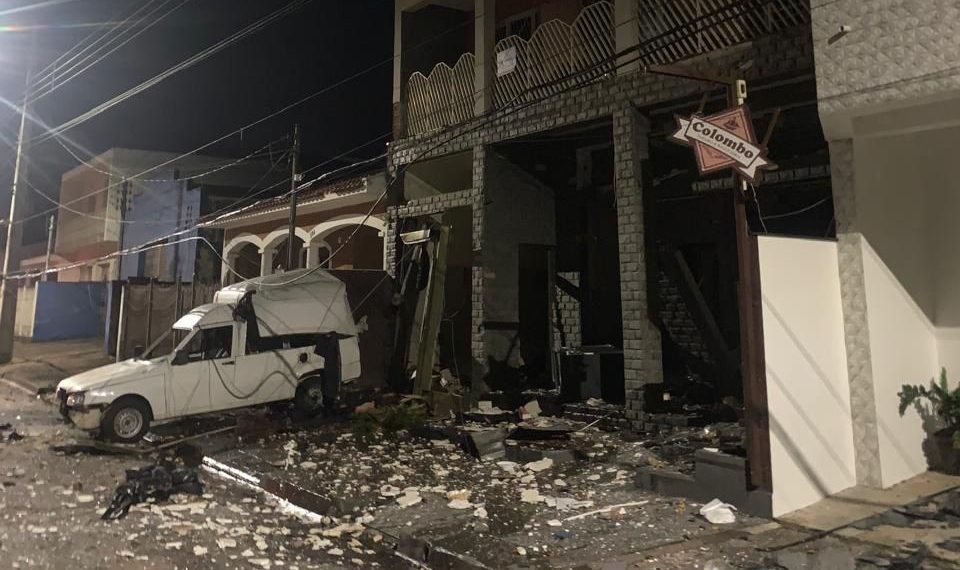 Fotos: explosão em padaria após vazamento de gás causa danos a imóveis e veículos em Jacutinga