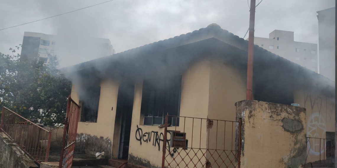 Incêndio atinge residência no bairro Cascatinha, em Poços de Caldas
