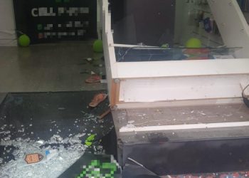 Loja no centro de Poços é invadida pela 5ª vez e tem vitrine vandalizada em plena luz do dia