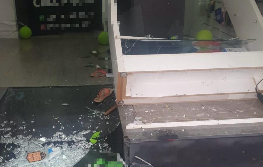 Loja no centro de Poços é invadida pela 5ª vez e tem vitrine vandalizada em plena luz do dia