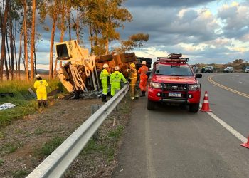 Motorista morre em capotamento de caminhão em Caldas