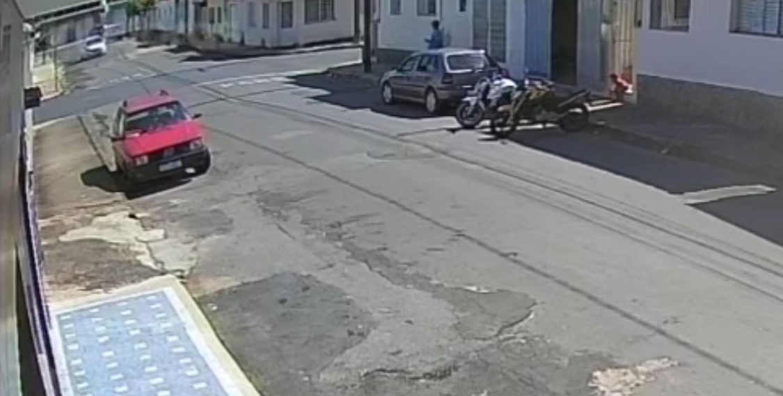 VÍDEO: motorista avança sinal de pare e provoca acidente
