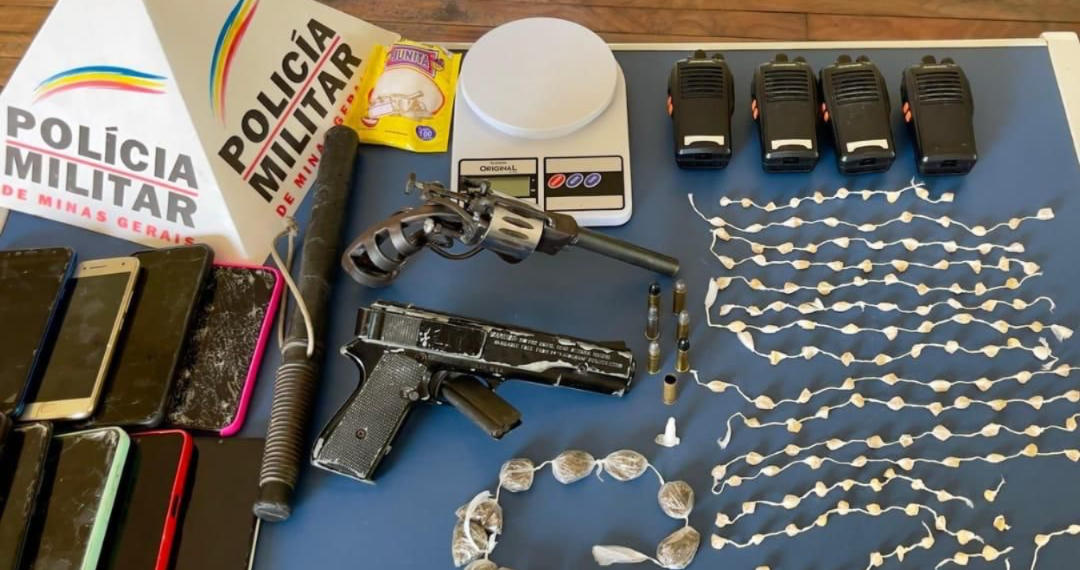 PM apreende grande quantidade de drogas, armas e prende três pessoas em Poços de Caldas