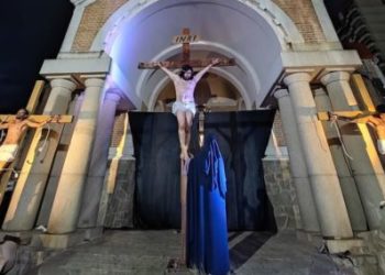 “Paixão de Cristo” abre Minas Santa em Poços com encenação emocionante nesta quarta (16)