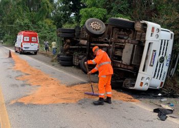 Carreta carregada com soro fisiológico tomba na pista em Poços de Caldas