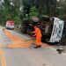 Carreta carregada com soro fisiológico tomba na pista em Poços de Caldas