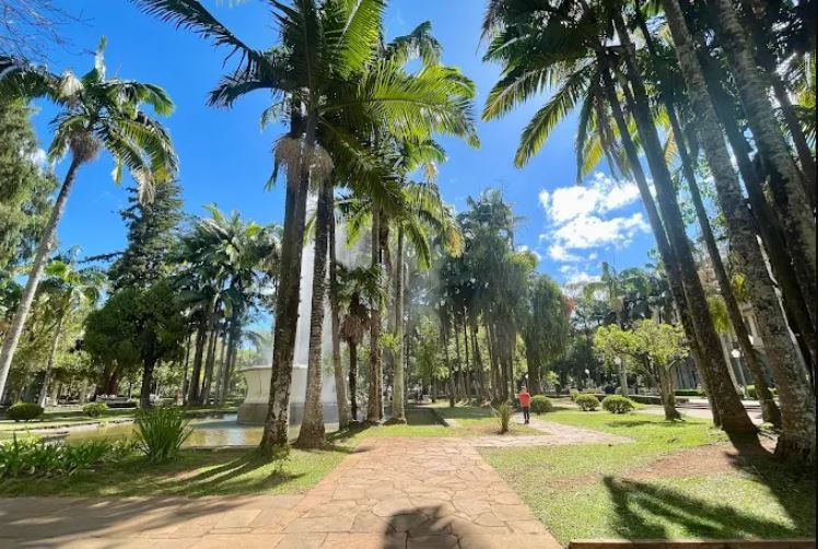 Homem é preso e três menores apreendidos por tráfico no centro de Poços