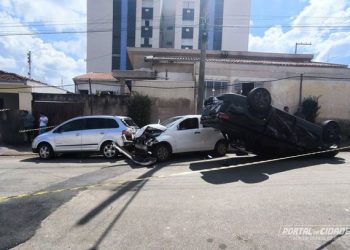 Veículo capota após colisão em cruzamento no Centro de Vargem Grande do Sul