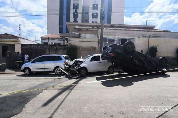 Veículo capota após colisão em cruzamento no Centro de Vargem Grande do Sul