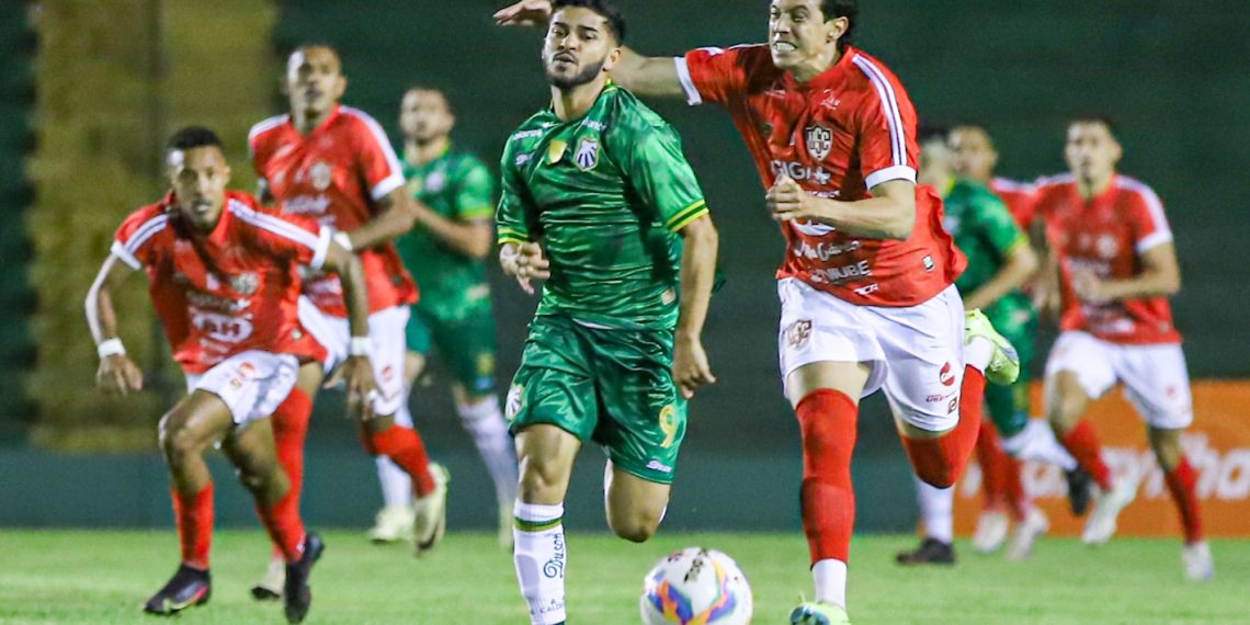Caldense leva três gols em 16 minutos e perde de virada para o Uberaba