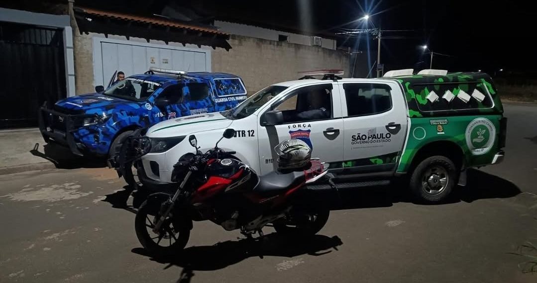 Motocicleta furtada é encontrada abandonada em área de mata em Vargem Grande do Sul
