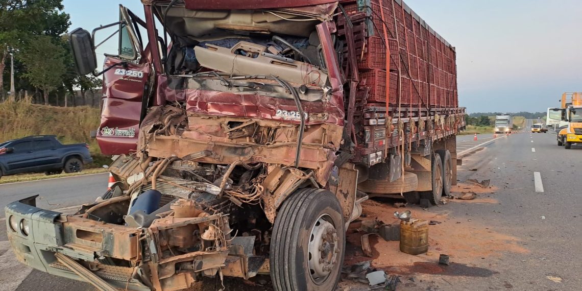 Motorista morre após colisão entre dois caminhões na SP-340