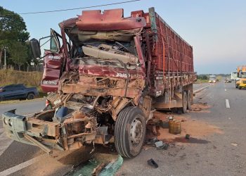 Motorista morre após colisão entre dois caminhões na SP-340