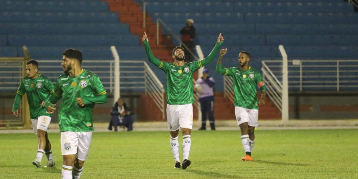 Merece Puskas? Veja o golaço de trás do meio-campo feito por Vitor Braga da Caldense