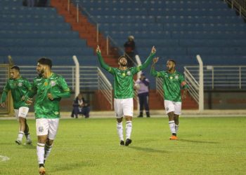 Merece Puskas? Veja o golaço de trás do meio-campo feito por Vitor Braga da Caldense