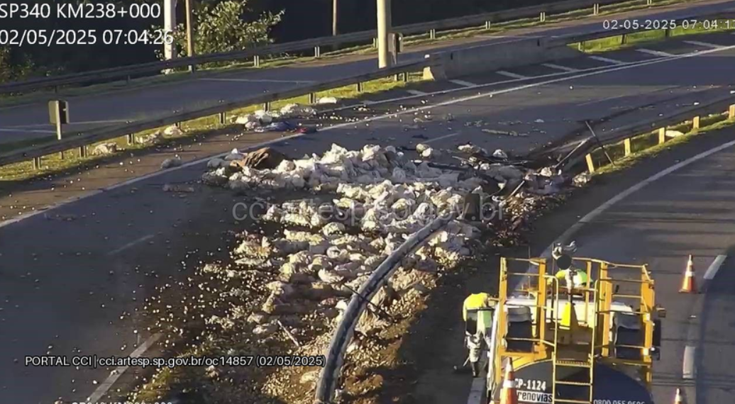 Caminhão carregado com 25 toneladas de batata tomba em Casa Branca e deixa motorista ferido