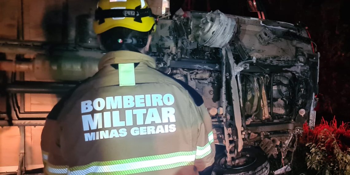 Condutor de caminhão morre em acidente na BR-491; passageiro sobrevive