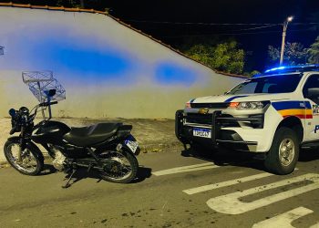 Foragido da justiça é flagrado em motocicleta adulterada e preso com drogas na zona leste de Poços de Caldas