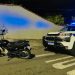 Foragido da justiça é flagrado em motocicleta adulterada e preso com drogas na zona leste de Poços de Caldas