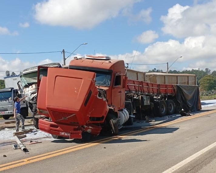 VÍDEO: Acidente entre dois caminhões é registrado perto da balança de pesagem da Rodovia do Contorno em Poços de Caldas