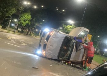 Homem com sinais de embriaguez capota caminhonete perto da Urca em Poços de Caldas