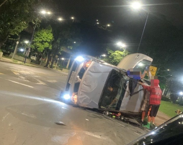 Homem com sinais de embriaguez capota caminhonete perto da Urca em Poços de Caldas