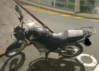 Polícia detém trio e impede furto de motocicleta no centro de Poços