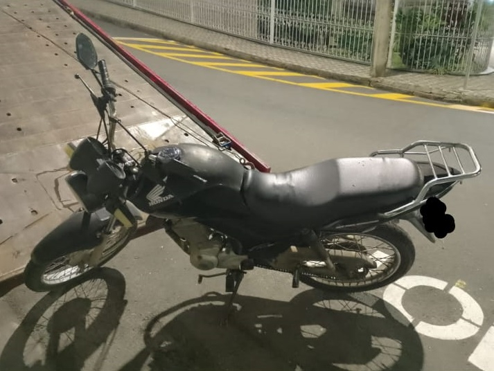 Polícia detém trio e impede furto de motocicleta no centro de Poços