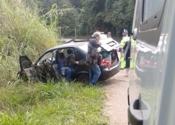 Três pessoas ficam feridas após carro bater em pedra na rodovia SP-344