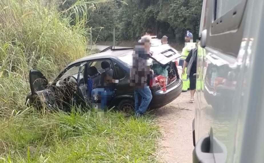 Três pessoas ficam feridas após carro bater em pedra na rodovia SP-344