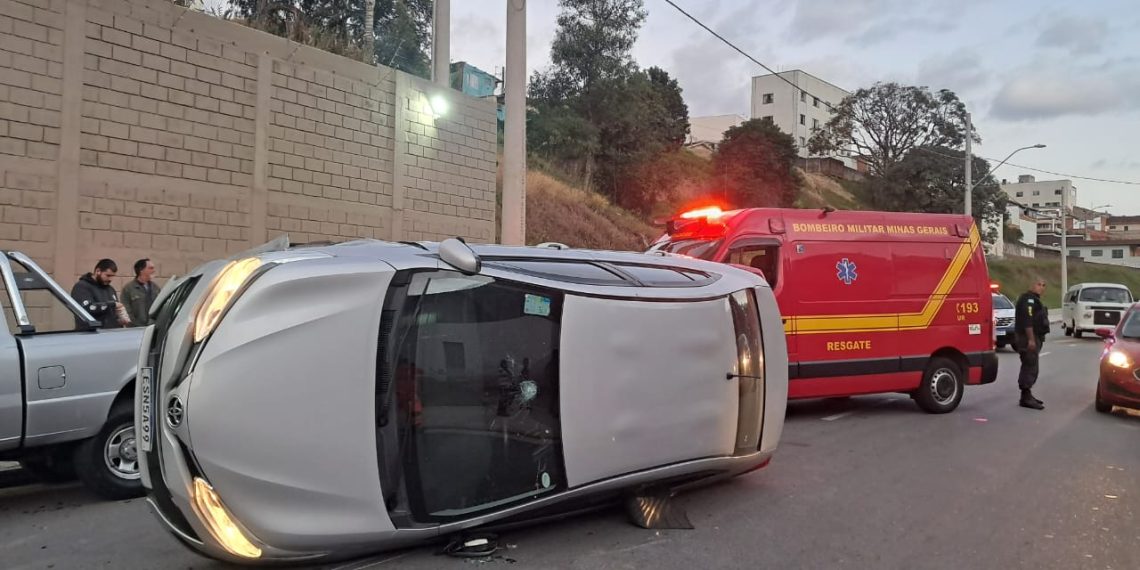 Motorista sente tontura, bate em carro estacionado e tomba veículo em Poços