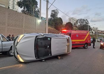 Motorista sente tontura, bate em carro estacionado e tomba veículo em Poços