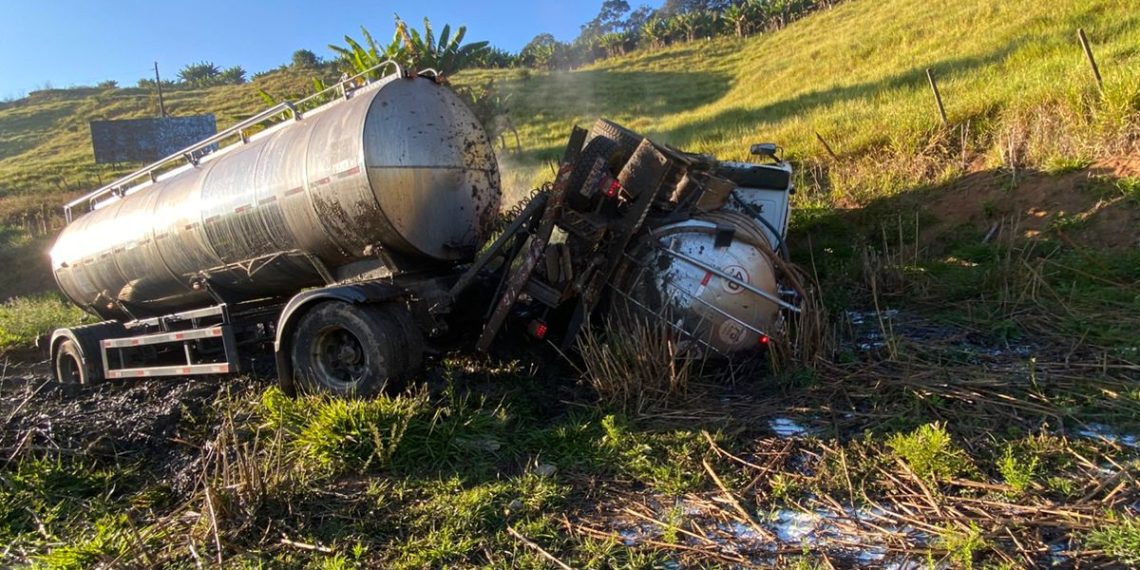 Caminhão carregado com 24 mil litros leite tomba na MGC-267 entre Bandeira do Sul e Campestre