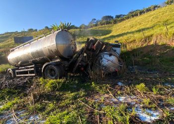 Caminhão carregado com 24 mil litros leite tomba na MGC-267 entre Bandeira do Sul e Campestre