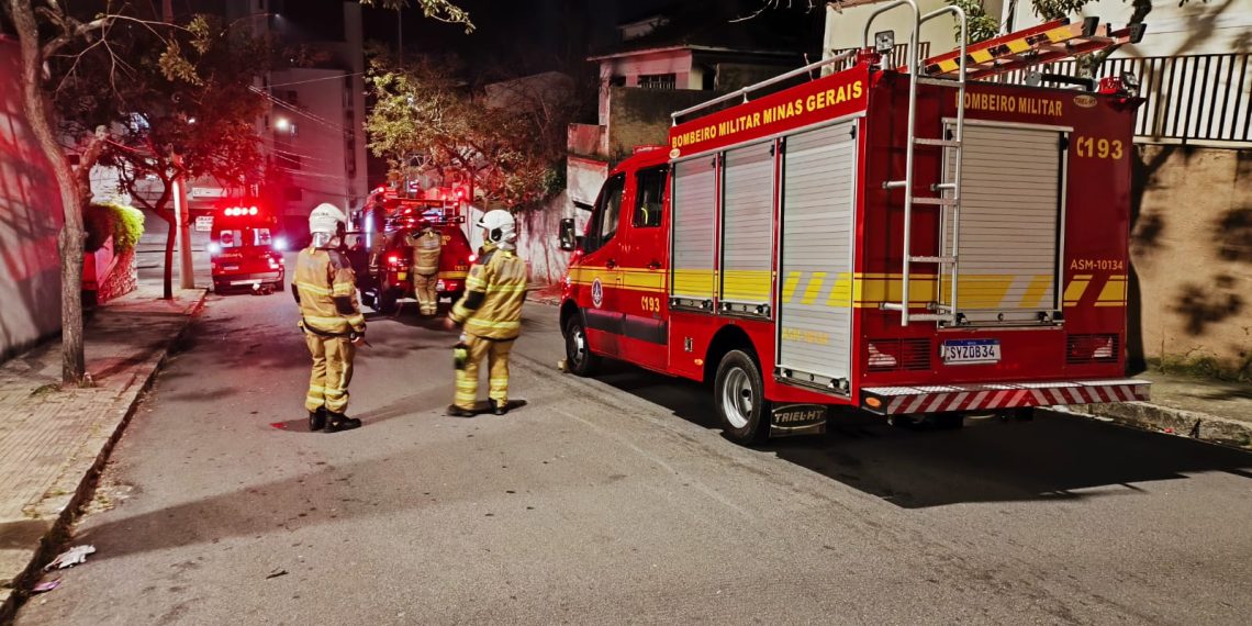 Bombeiros de Poços combatem incêndios em duas casas abandonadas ao mesmo tempo
