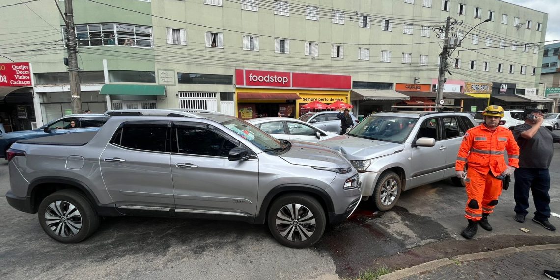 Colisão entre veículos deixa motorista ferido após mal súbito em Poços de Caldas