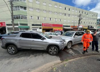 Colisão entre veículos deixa motorista ferido após mal súbito em Poços de Caldas