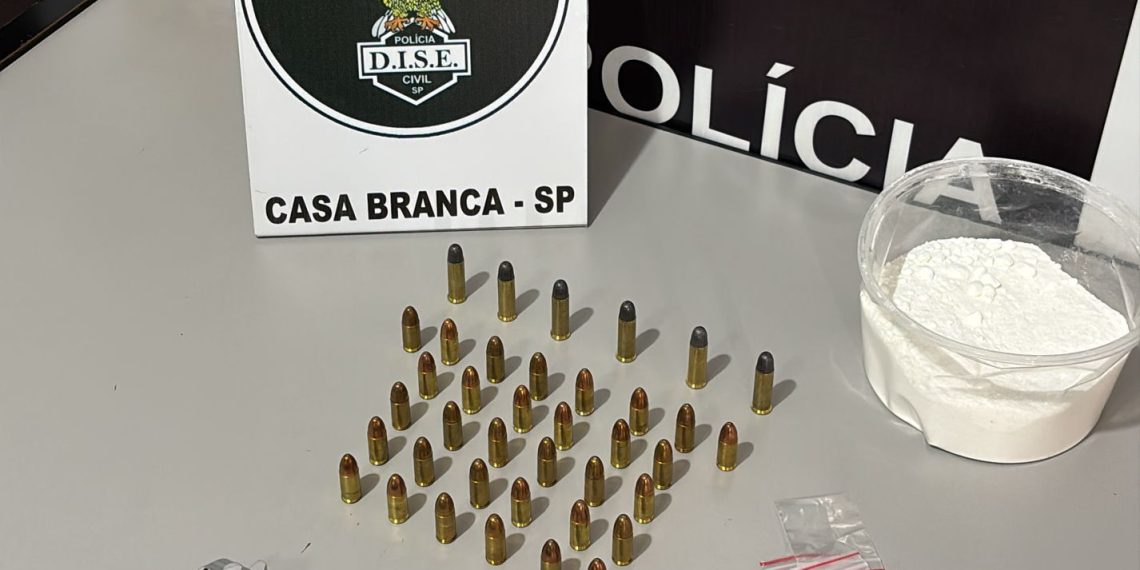Suspeita de guardar armas e drogas para facção criminosa é presa em flagrante